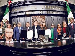Omar Reyes Colmenares y María del Carmen Bonilla (ambos con carpeta en mano), fueron ratificados por la Comisión Permanente del Congreso. EL UNIVERSAL