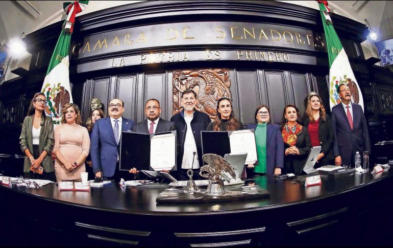 Omar Reyes Colmenares y María del Carmen Bonilla (ambos con carpeta en mano), fueron ratificados por la Comisión Permanente del Congreso. EL UNIVERSAL