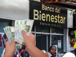 Todo pago de la Pensión Bienestar para adultos mayores se debe retirar después de que se les deposite, según la fecha del calendario oficial. ESPECIAL / EL INFORMADOR y CANVA