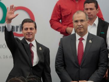 El 27 de noviembre de 2017, el entonces presidente Enrique Peña Nieto nombró a Carlos Alberto Treviño Medina (D) como director general de Petróleos Mexicanos. EFE / ARCHIVO