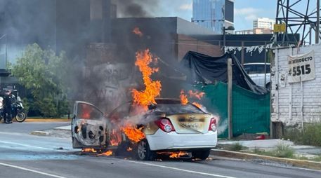 Elementos de la Unidad Municipal de Protección Civil y Bomberos de Zapopan acudieron a sofocar el incendio. X/@JaliscoVial