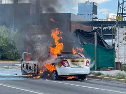 Elementos de la Unidad Municipal de Protección Civil y Bomberos de Zapopan acudieron a sofocar el incendio. X/@JaliscoVial