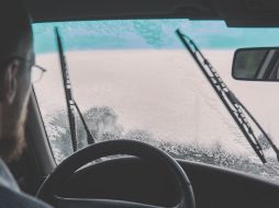 El parabrisas es una de las piezas más importantes de un vehículo, ya que proporciona visibilidad al conductor. Canva