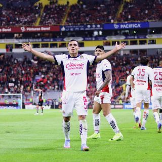 Hugo Camberos seguirá en Chivas con la mira puesta en Europa