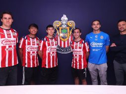 Los atacantes Teun Wilke, Hugo Camberos y Yael Padilla, el defensor Miguel Gómez y el portero Eduardo García reafirmaron su compromiso con el equipo. X/ @Chivas.