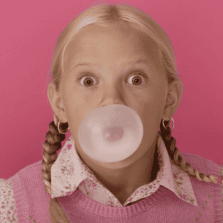 ¿Es peligroso? Esto pasa en tu organismo si te tragas el chicle por error