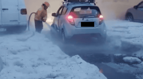 Según imágenes compartidas en redes sociales, colonias como Parques de Santa María y Santa María Tequepexpan también presentaron gruesas capas de hielo y encharcamientos. ESPECIAL