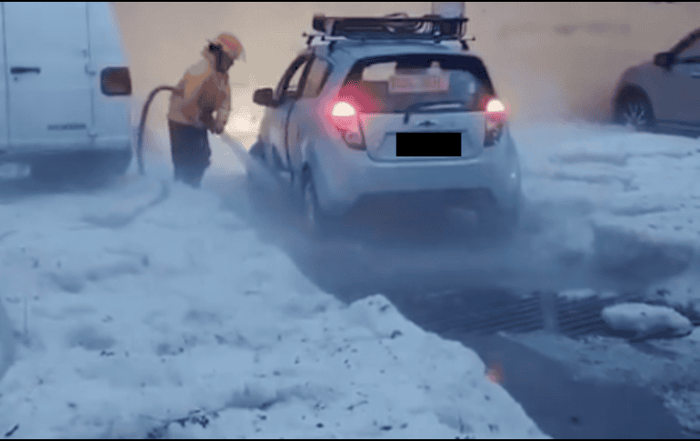 Según imágenes compartidas en redes sociales, colonias como Parques de Santa María y Santa María Tequepexpan también presentaron gruesas capas de hielo y encharcamientos. ESPECIAL