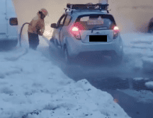 Según imágenes compartidas en redes sociales, colonias como Parques de Santa María y Santa María Tequepexpan también presentaron gruesas capas de hielo y encharcamientos. ESPECIAL