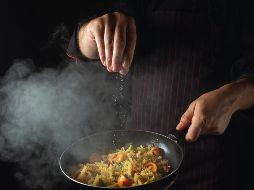 La sal es fundamental para mantener el equilibrio electrolítico de los líquidos en el cuerpo, contribuye a la función nerviosa y muscular del cuerpo, a nivel celular y sanguíneo. ESPECIAL / CANVA