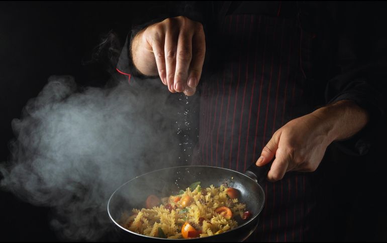 La sal es fundamental para mantener el equilibrio electrolítico de los líquidos en el cuerpo, contribuye a la función nerviosa y muscular del cuerpo, a nivel celular y sanguíneo. ESPECIAL / CANVA