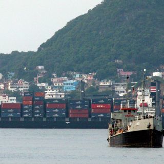 Semar asegura 114 litros de precursores en Manzanillo