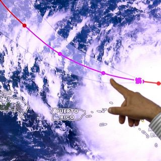 Puerto Rico, con advertencias de inundaciones y cortes de luz por huracán "Erin"