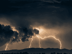 Desde encharcamientos e inundaciones hasta pérdidas materiales e incluso muertes, estos son algunos de los riesgos que traen las tormentas. Canva