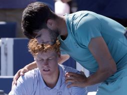 Carlos Alcaraz dio palabras de consuelo a Jannik Sinner tras el abandono del italiano. EFE/M. Lyons