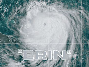 El huracán "Erin" podría generar corrientes de resaca peligrosas e inundar carreteras con olas de 4.6 metros. NOAA / AP