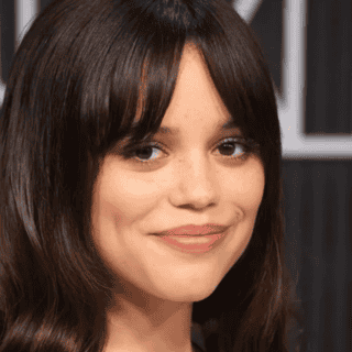 Jenna Ortega deslumbra en portada de "Vogue México"