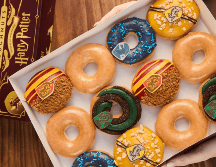 Las ricas donas de Harry Potter ya llegaron a las sucursales de Krispy Kreme en Estados Unidos y rápidamente se volvieron tendencia en redes sociales. ESPECIAL/X/ @krispykreme