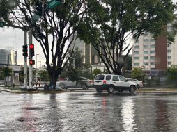 Una de las áreas más inundadas en Guadalajara fue la Av. Juan Pablo II y Circunvalación, donde autoridades registran encharcamientos de hasta 40 centímetros. ESPECIAL / EL INFORMADOR