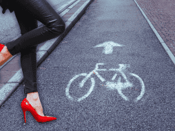 Las trabajadoras sexuales indican que, una vez que esté terminada la ciclovía, se verán obligadas a reubicarse en las calles adentro, donde perderán visibilidad. ESPECIAL / CANVA