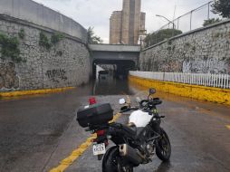 Por inundación, se encuentra cerrado a la circulación vehicular el paso a desnivel de av. Washington y calle Roble. ESPECIAL/Policía Vial