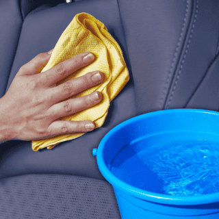 ¿Con qué limpiar los asientos de cuero?