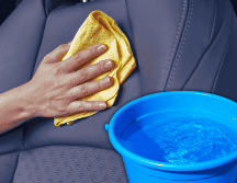 El agua debe utilizarse para limpiar los artículos de piel, pero no en exceso. ESPECIAL / CANVA