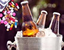 El consumo de alcohol debe evitarse, sobre todo si se está tomando algún tipo de mediacmento. ESPECIAL / CANVA