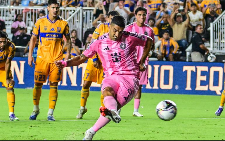 Luis Suárez anota uno de los penales con que el Miami venció a los Tigres. EFE/G. Viera