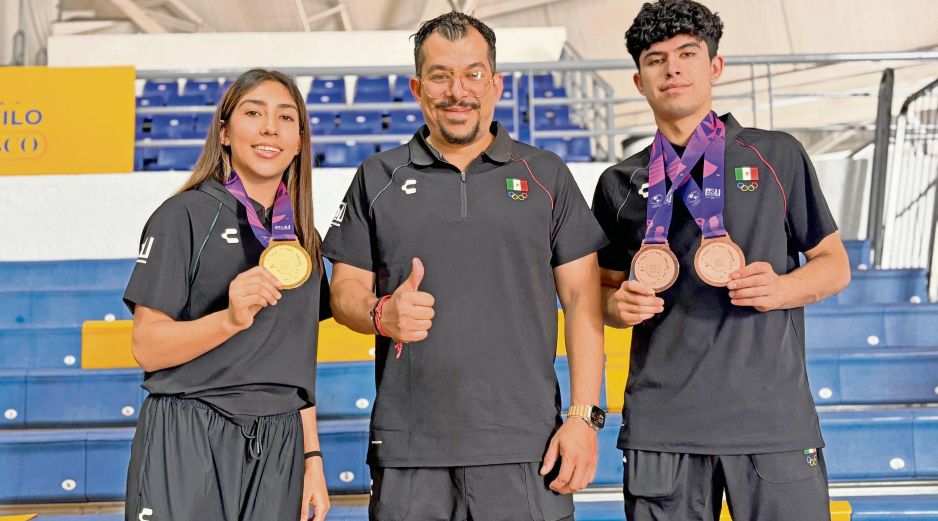 Carlos Manuel Cortés (centro) sabe que Mariana y Carlos tienen el potencial para poner en alto el nombre de México en las justas más importantes de taekwondo. EL INFORMADOR/A. García