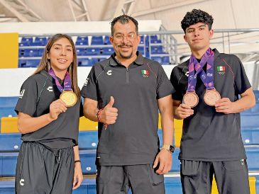 Carlos Manuel Cortés (centro) sabe que Mariana y Carlos tienen el potencial para poner en alto el nombre de México en las justas más importantes de taekwondo. EL INFORMADOR/A. García