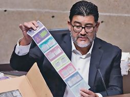 El magistrado Reyes Rodríguez mostró acordeones que se utilizaron el día del proceso. EL UNIVERSAL