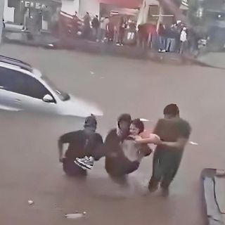 Inundación sorprende a comerciantes del Mercado de Abastos