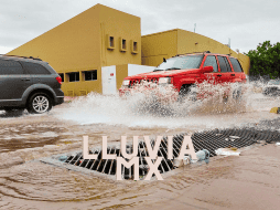 Las lluvias puntuales fuertes a intensas podrían reducir la visibilidad en tramos carreteros, incrementar los niveles de ríos y arroyos, y generar encharcamientos, deslaves e inundaciones. EFE / ARCHIVO