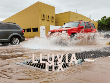 Las lluvias puntuales fuertes a intensas podrían reducir la visibilidad en tramos carreteros, incrementar los niveles de ríos y arroyos, y generar encharcamientos, deslaves e inundaciones. EFE / ARCHIVO