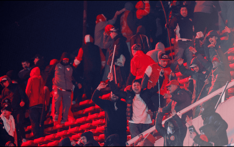 El partido, que se jugaba en el Estadio Libertadores de América, en el sur de Buenos Aires, fue cancelado luego de violentos enfrentamientos entre aficionados. EFE / J. I. Roncoroni