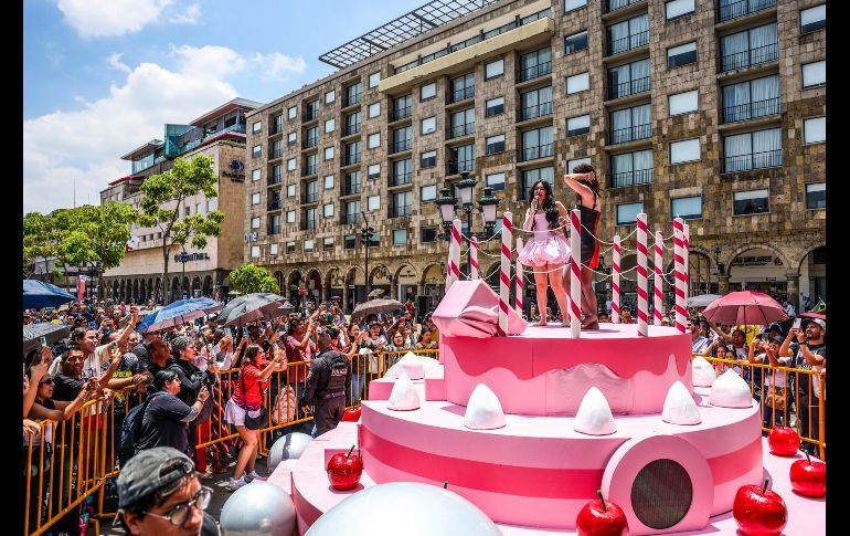 Las cantantes arribaron en camionetas blancas y subieron al escenario, diseñado como un pastel de tres niveles. EL INFORMADOR/A.NAVARRO