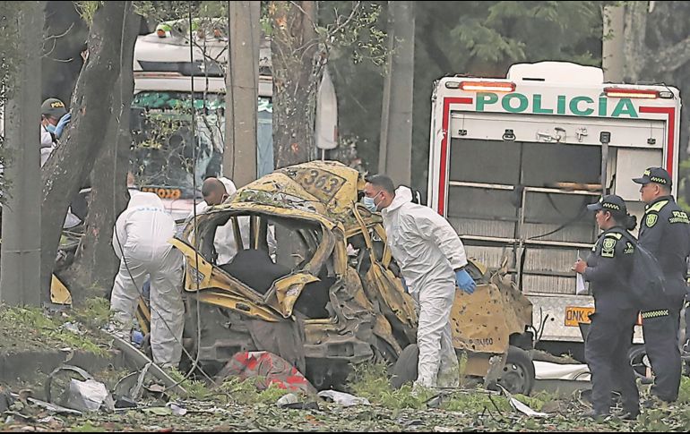 Camión cargado con explosivos, que fue detonado en las inmediaciones de la Escuela Militar de Aviación Marco Fidel Suárez. AP