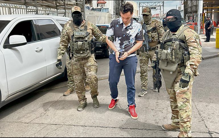 Agentes escoltando al pugilista esposado de manos y pies, fue entregado en Nogales y trasladado a una cárcel de máxima seguridad en Sonora. EFE