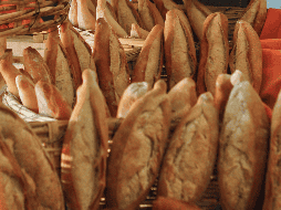 Un bolillo promedio contiene aproximadamente 125 calorías, de las cuales: 73% provienen de carbohidratos, 14% de grasas, y solo 13% de proteínas. EL INFORMADOR / ARCHIVO