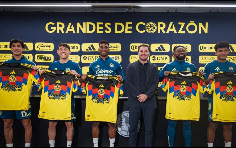 El lateral izquierdo Ralph Orquín, el volante Alexis Gutiérrez, el goleador colombiano José Raúl 