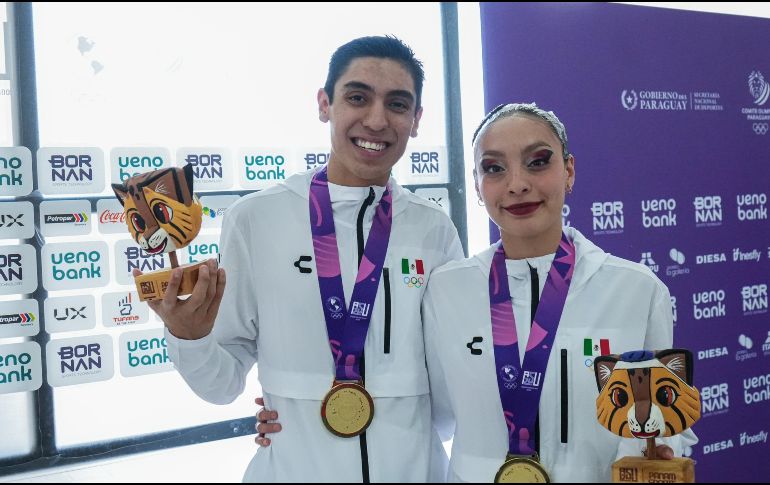 Diego Villalobos demostró su elegancia y talento dentro de la piscina del Centro Acuático Olímpico de Asunción, acompañado de Nayeli Mondragón. ESPECIAL