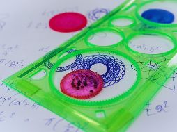 El espirógrafo era un juguete educativo que servía para crear figuras geométricas y mandalas con ayuda de plantillas y engranes. ESPECIAL / CANVA