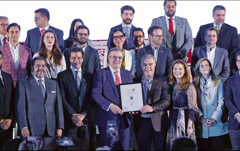 El secretario de Economía, Marcelo Ebrard , y el presidente del Consejo Coordinador Empresarial, Francisco Cervantes, suscribieron ayer el lanzamiento de la campaña “Hecho en México”. EFE