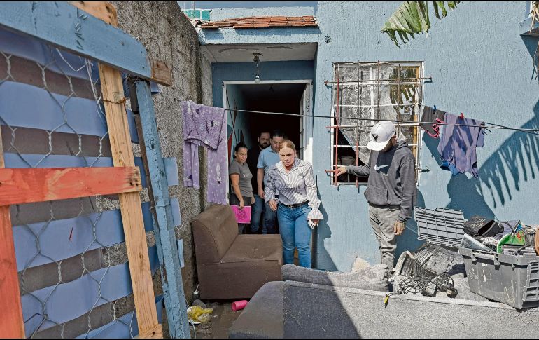 La alcaldesa María Elena Farías culpó a las autoridades de Juanacatlán por no abrir las compuertas instaladas en el Puente del Río Santiago. Eso detonó que se desbordara el cauce con la tormenta y se afectara a las familias del fraccionamiento Las Lilas, entre otros. CORTESÍA