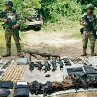 Aseguran arsenal y auto blindado en un operativo en Sinaloa