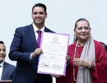 Fotografía de archivo, tomada el pasado 15 de junio, en la que se captó a la presidenta del Consejo General del INE, Guadalupe Taddei, al entregarle a Arístides Rodrigo Guerrero García su constancia de mayoría a ministro electo de la SCJN. EFE/M. Guzmán
