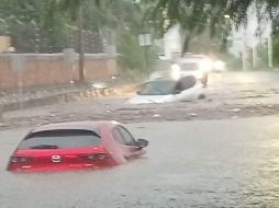 La lluvia de esta tarde en la Zona Metropolitana de Guadalajara dejó pasos a desnivel inundados y encharcamientos en la vía pública. ESPECIAL.