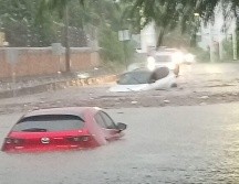 La lluvia de esta tarde en la Zona Metropolitana de Guadalajara dejó pasos a desnivel inundados y encharcamientos en la vía pública. ESPECIAL.