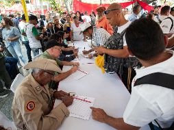 Los centros de reclutamiento en Caracas lucieron largas filas durante el sábado. EFE/R. Pena